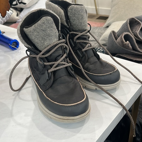 Grey Sorel winter boots. Cozy. 7 - Picture 4 of 4